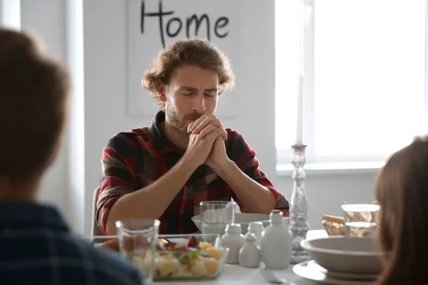 Сімейні Молитви Перед Їжею Вдома — стокове фото