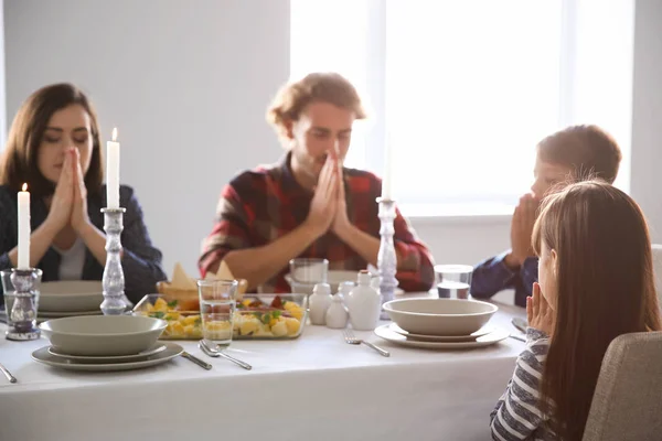 Οικογένεια Που Προσεύχεται Πριν Από Γεύμα Στο Σπίτι — Φωτογραφία Αρχείου
