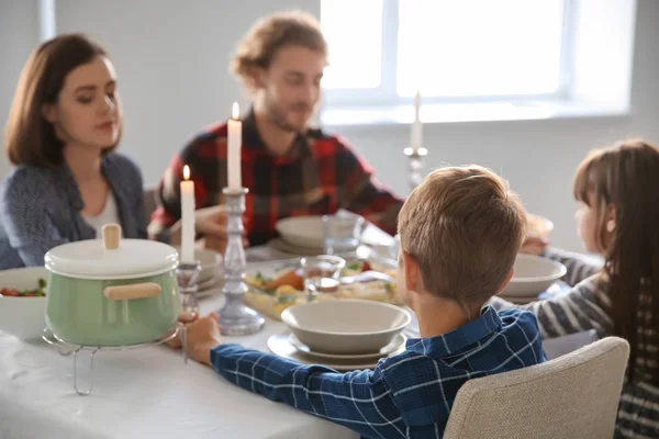 Família Rezando Antes Refeição Casa — Fotografia de Stock