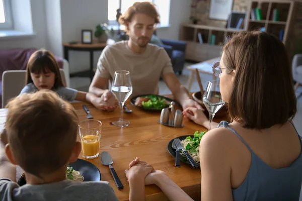 Família Rezando Antes Refeição Casa — Fotografia de Stock