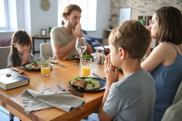 Família Rezando Antes Refeição Casa — Fotografia de Stock