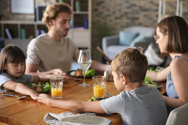 Família Rezando Antes Refeição Casa — Fotografia de Stock