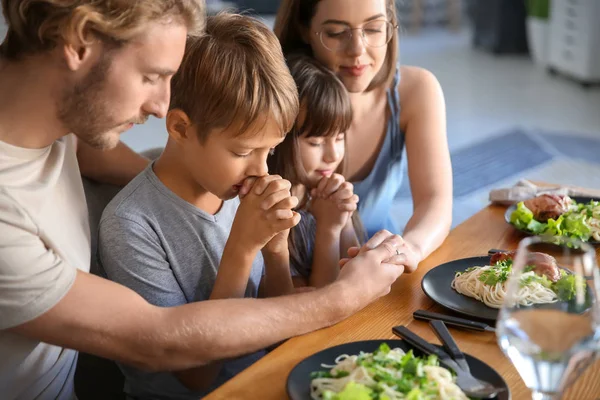 Family Praying Meal Home — Stock Photo, Image