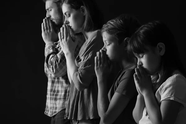 Orando Família Fundo Escuro — Fotografia de Stock