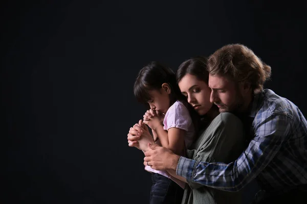 Orando Família Fundo Escuro — Fotografia de Stock