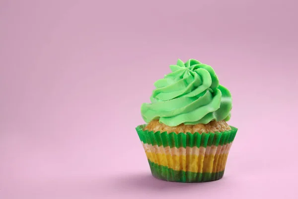 Leckere Cupcake Auf Farbigem Hintergrund — Stockfoto