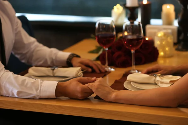 Любляча Пара Сидить Столом Ресторані Романтичному Побаченні — стокове фото