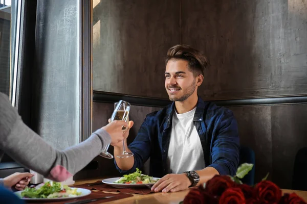 Casal Amoroso Com Copos Champanhe Restaurante Data Romântica — Fotografia de Stock