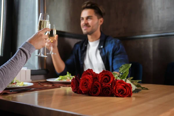 Pareja Cariñosa Con Copas Champán Restaurante Cita Romántica — Foto de Stock