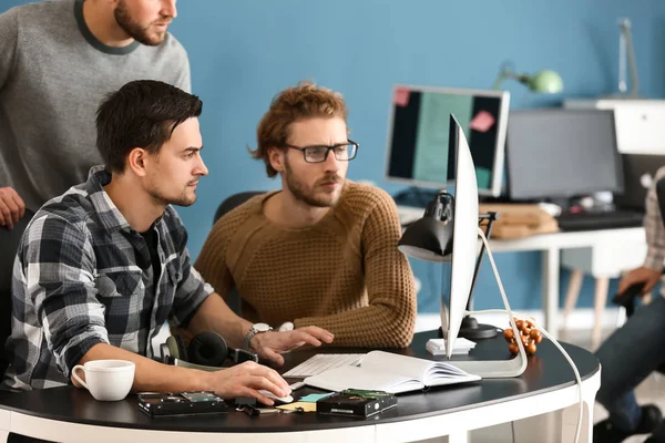 Spécialistes Informatiques Travaillant Dans Bureau — Photo