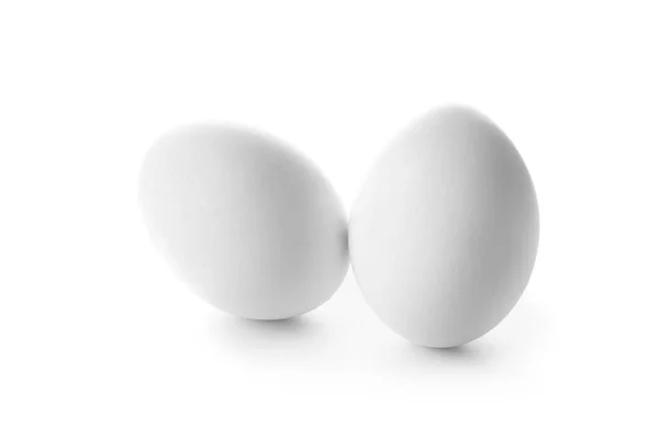 白い背景に生の鶏の卵 — ストック写真