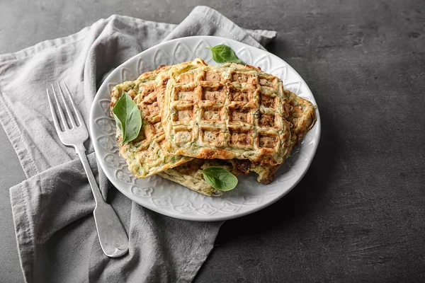 Lezzetli kabak plakalı gri masaya waffle