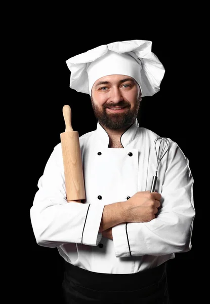 Männlicher Koch Auf Dunklem Hintergrund — Stockfoto