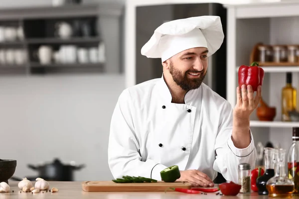 Mužský Kuchař Vaření Kuchyni — Stock fotografie