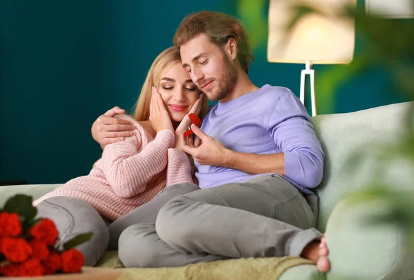 Jonge Man Stelt Zijn Geliefde Thuis — Stockfoto