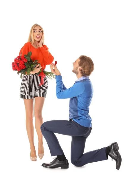 Joven Proponiéndole Matrimonio Amada Sobre Fondo Blanco — Foto de Stock