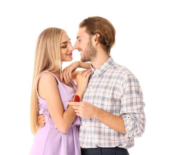 Junger Mann Macht Seiner Geliebten Auf Weißem Hintergrund Einen Heiratsantrag — Stockfoto