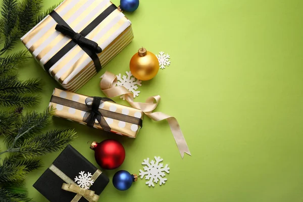 Hermosas Decoraciones Navidad Con Cajas Regalo Fondo Color —  Fotos de Stock