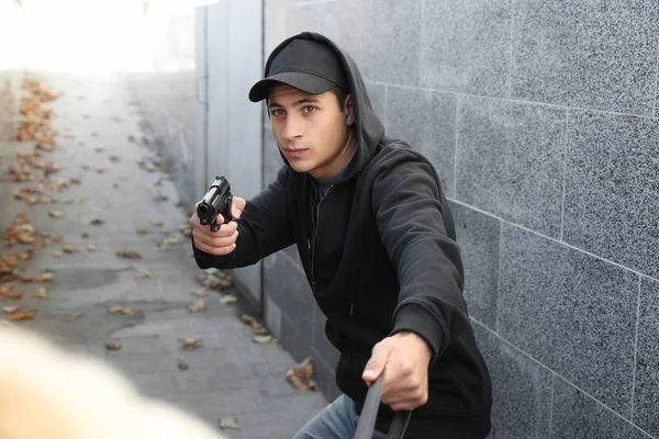 Ladrão Masculino Com Arma Roubando Saco Vítima Livre — Fotografia de Stock