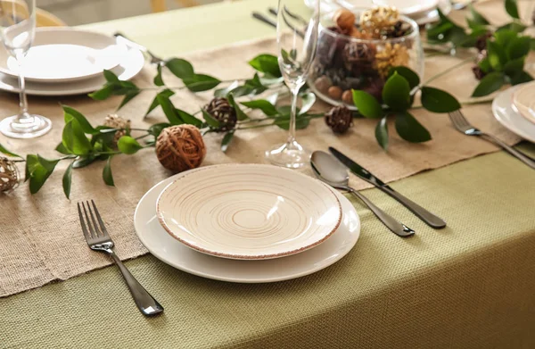 Όμορφα Σερβιρισμένο Εορταστικό Τραπέζι — Φωτογραφία Αρχείου