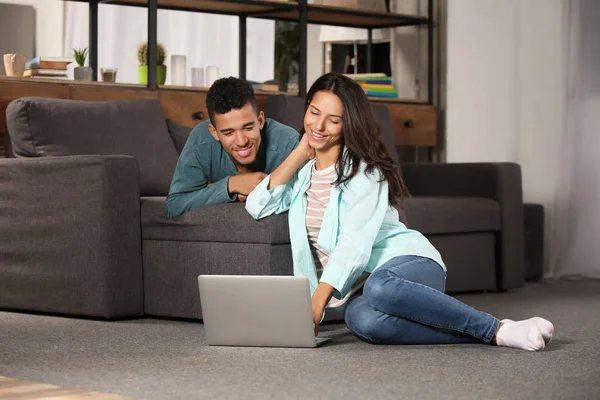 Pareja Joven Con Portátil Casa — Foto de Stock