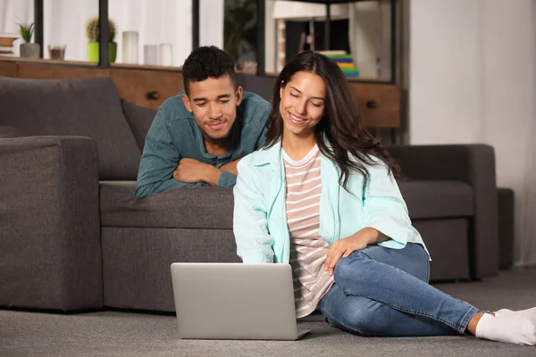 Casal Jovem Com Laptop Casa — Fotografia de Stock