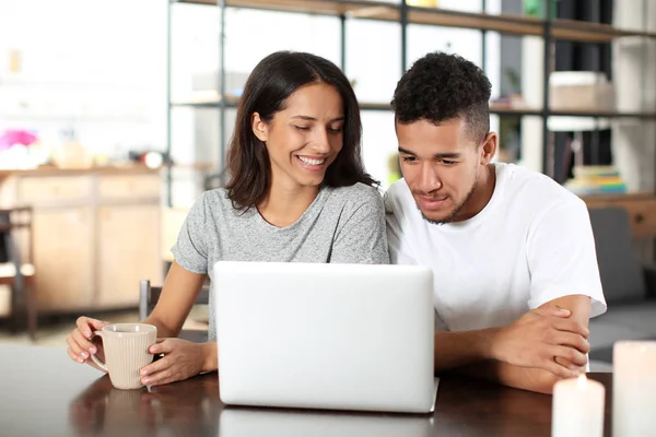 Pareja Joven Con Portátil Casa — Foto de Stock