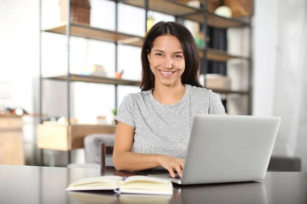 Young Woman Working Laptop Home — Stock Photo, Image