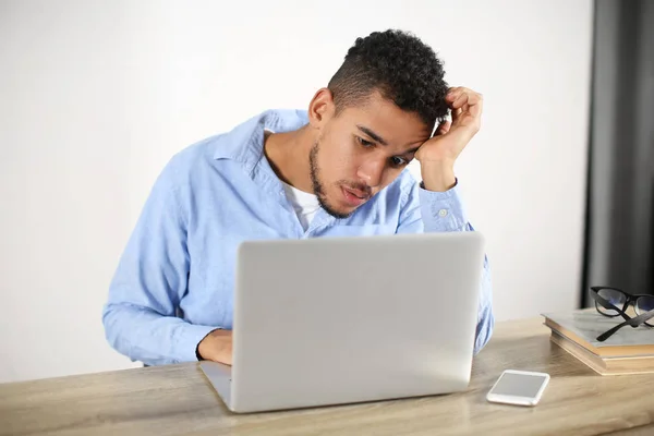 Втомився Афро Американських Людина Працює Ноутбуком Офісі — стокове фото