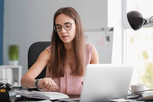 Young Businesswoman Trying Meet Deadline Office — Stock Photo, Image