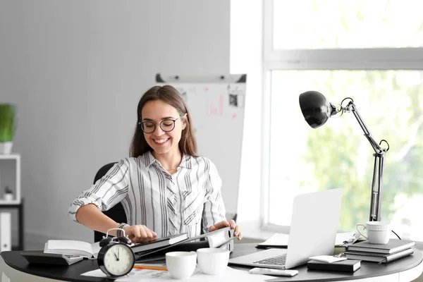 Empresária Feliz Terminando Seu Trabalho Tempo — Fotografia de Stock