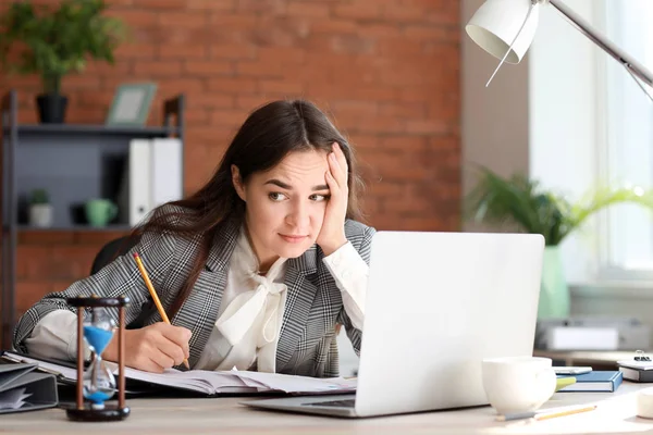Stressed Businesswoman Trying Meet Deadline Office — Stock Photo, Image