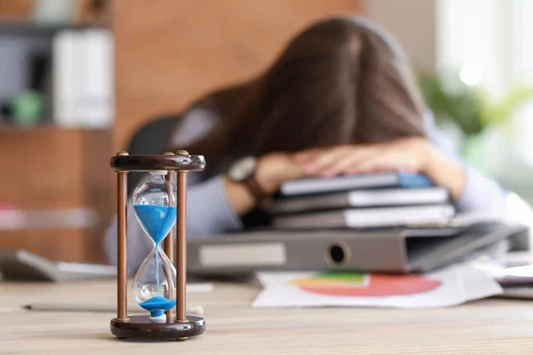 Hourglass Table Stressed Businesswoman Missing Deadlines — Stock Photo, Image