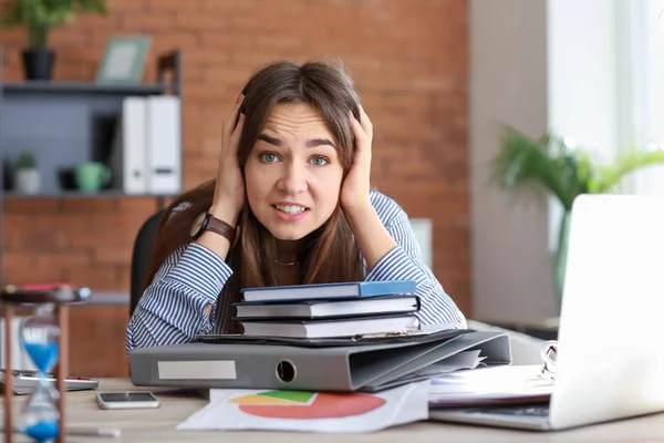 Стрессовые Деловые Женщины Отсутствуют Сроки Офисе — стоковое фото