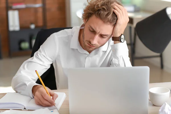 Gestresster Geschäftsmann Frist Amt Einhalten — Stockfoto