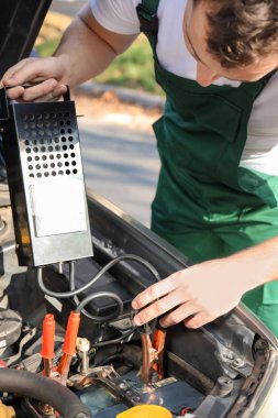 Erkek mekanik bir akü şarj