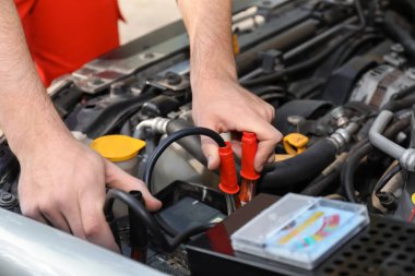 Erkek mekanik bir akü şarj