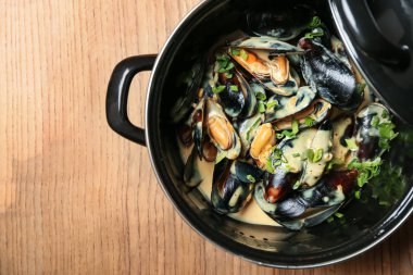 Masada tencerede lezzetli midye