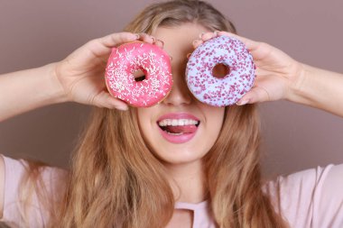 Lezzetli donuts renk arka plan üzerinde olan komik kadın
