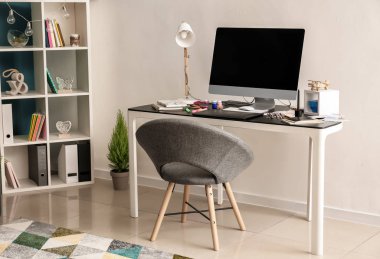 Oda iç tasarımcısında modern çalışma alanı