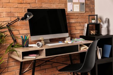 Oda iç tasarımcısında modern çalışma alanı