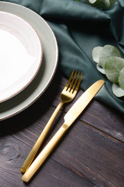 Ahşap arka planda güzel masa ayarları