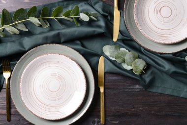 Ahşap arka planda güzel masa ayarları