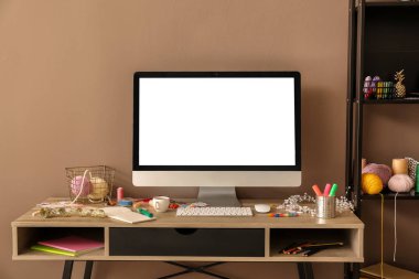 Renk duvarına yakın tasarımcının modern işyeri