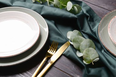 Ahşap arka planda güzel masa ayarları