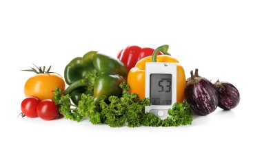 Beyaz arka plan üzerinde sağlıklı gıda ile dijital şeker ölçüm. Diyabet diyet