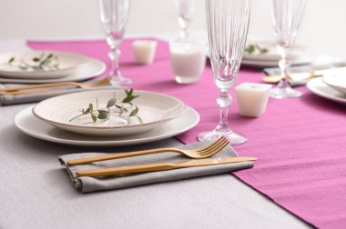 Güzel servis edilmiş şenlik masası.