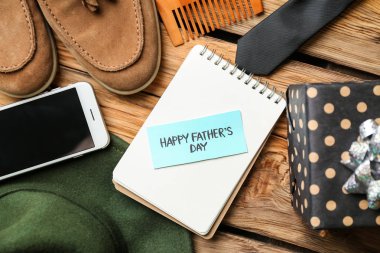 Ahşap arka plan üzerinde babalar günü kutlaması için kompozisyon