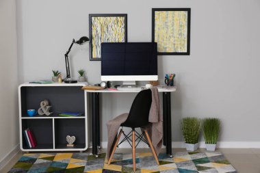 Tasarımcısı modern bilgisayar ile şık çalışma alanı