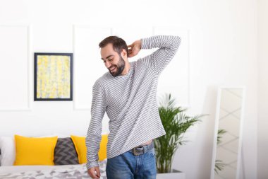 Evde dans eden yakışıklı genç adam.